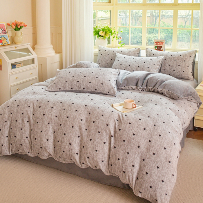 91家纺网 家纺一手货源 找家纺 斯卡诺家纺 2026新款小清新牛奶绒床盖四件套冬季加厚床盖四件套 灰爱心