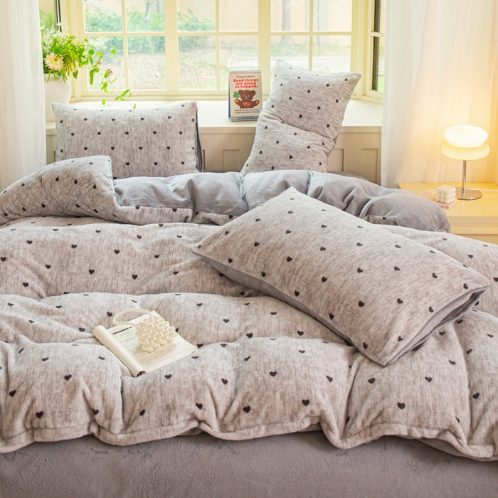 91家纺网 家纺一手货源 找家纺 斯卡诺家纺 2026新款小清新牛奶绒床盖四件套冬季加厚床盖四件套 灰爱心