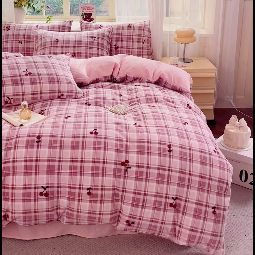 91家纺网 家纺一手货源 找家纺 斯卡诺家纺 2026新款小清新牛奶绒床盖四件套冬季加厚床盖四件套 乌梅子酱