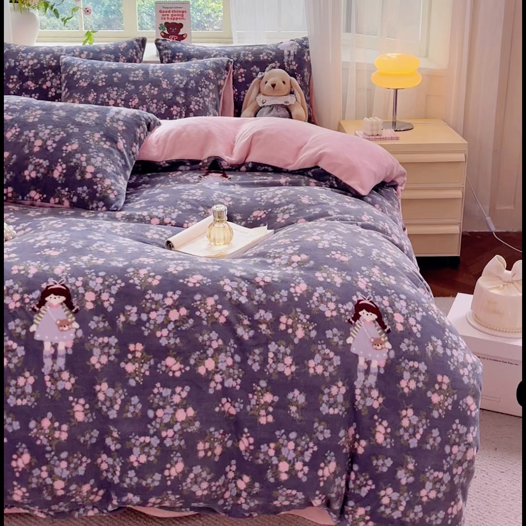 91家纺网 家纺一手货源 找家纺 斯卡诺家纺 2026新款小清新牛奶绒床盖四件套冬季加厚床盖四件套 花丛女孩