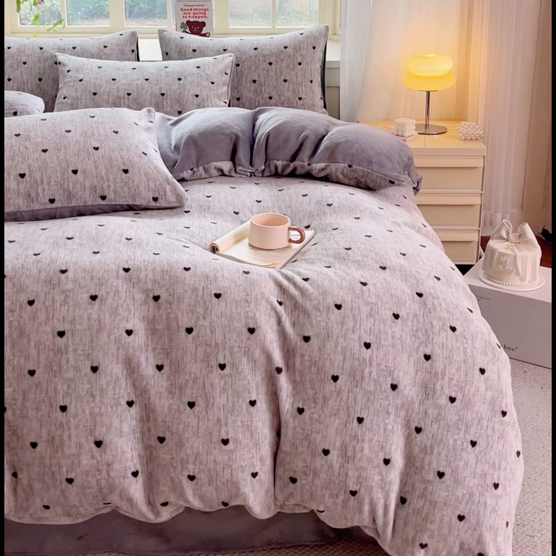91家纺网 家纺一手货源 找家纺 斯卡诺家纺 2026新款小清新牛奶绒床盖四件套冬季加厚床盖四件套 灰爱心