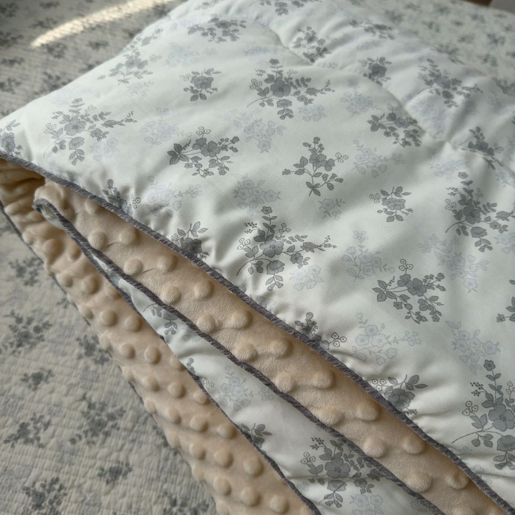 91家纺网 家纺一手货源 找家纺 暖居 2026新款一面纯棉一面绒床盖+同款纯棉豆豆被跑量 疏影