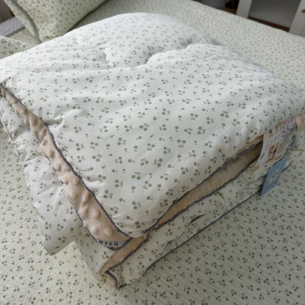 91家纺网 家纺一手货源 找家纺 暖居 2026新款一面纯棉一面绒床盖+同款纯棉豆豆被跑量 绿芽