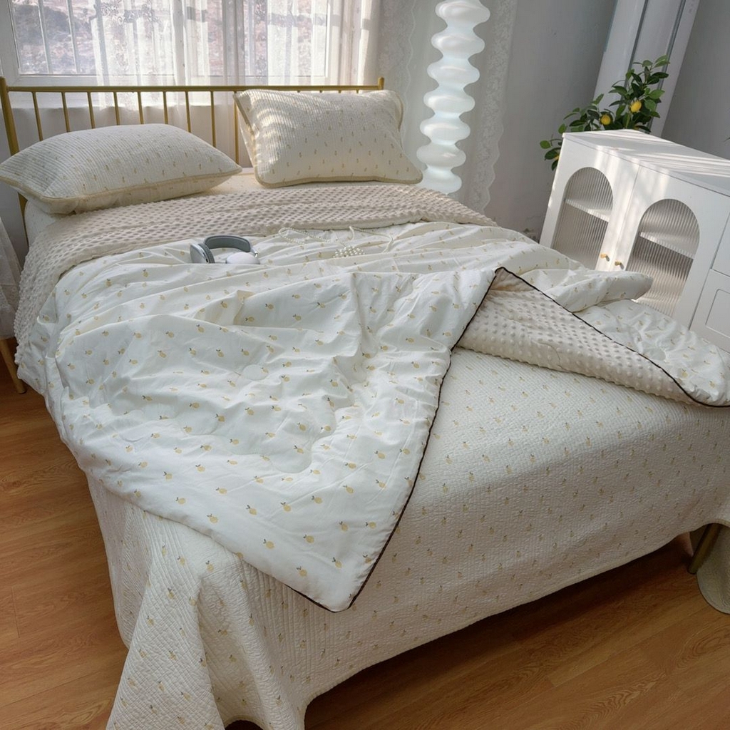 91家纺网 家纺一手货源 找家纺 暖居 2026新款一面纯棉一面绒床盖+同款纯棉豆豆被跑量 奶油波罗