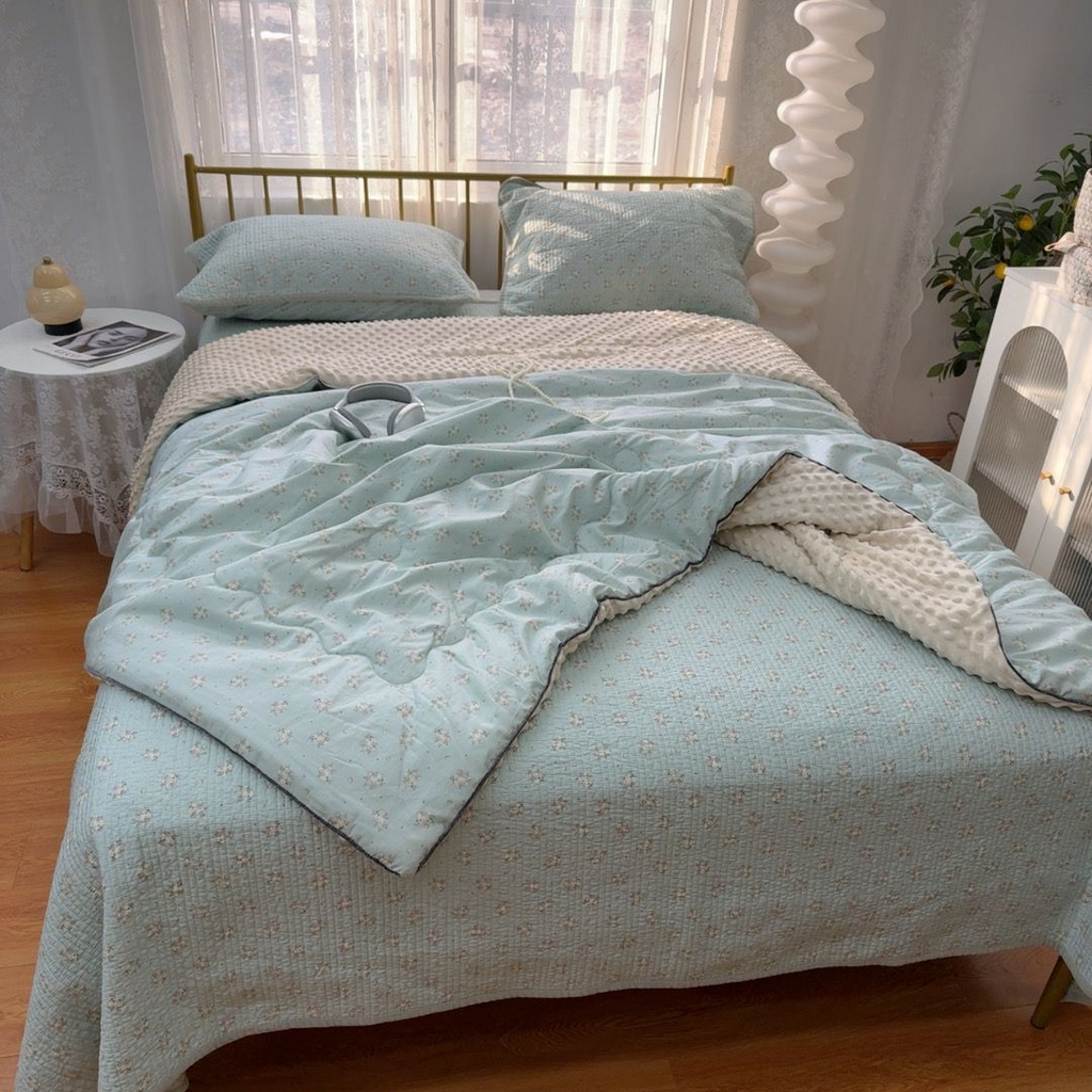 91家纺网 家纺一手货源 找家纺 暖居 2026新款一面纯棉一面绒床盖+同款纯棉豆豆被跑量 兰意