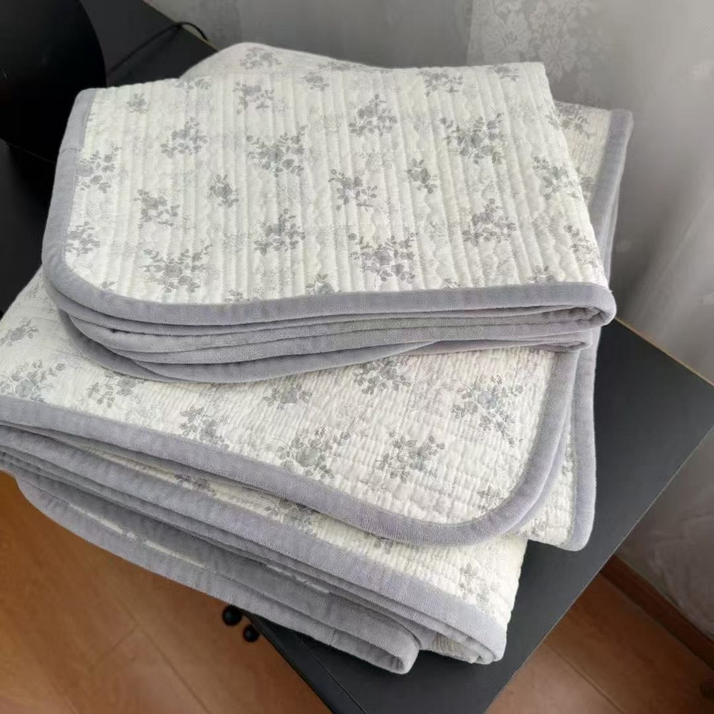 91家纺网 家纺一手货源 找家纺 暖居 2026新款一面纯棉一面绒床盖+同款纯棉豆豆被跑量 疏影