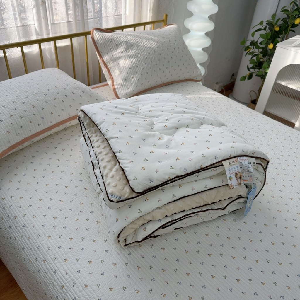 91家纺网 家纺一手货源 找家纺 暖居 2026新款一面纯棉一面绒床盖+同款纯棉豆豆被跑量 樱桃密果