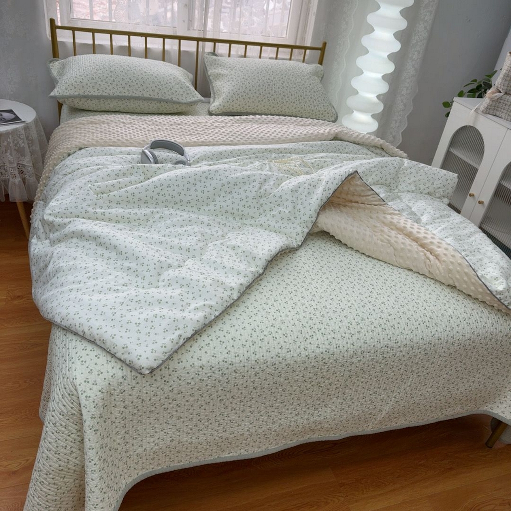 91家纺网 家纺一手货源 找家纺 暖居 2026新款一面纯棉一面绒床盖+同款纯棉豆豆被跑量 绿芽