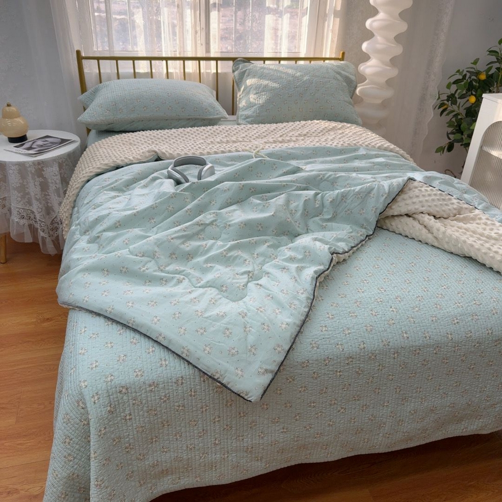 91家纺网 家纺一手货源 找家纺 暖居 2026新款一面纯棉一面绒床盖+同款纯棉豆豆被跑量 兰意