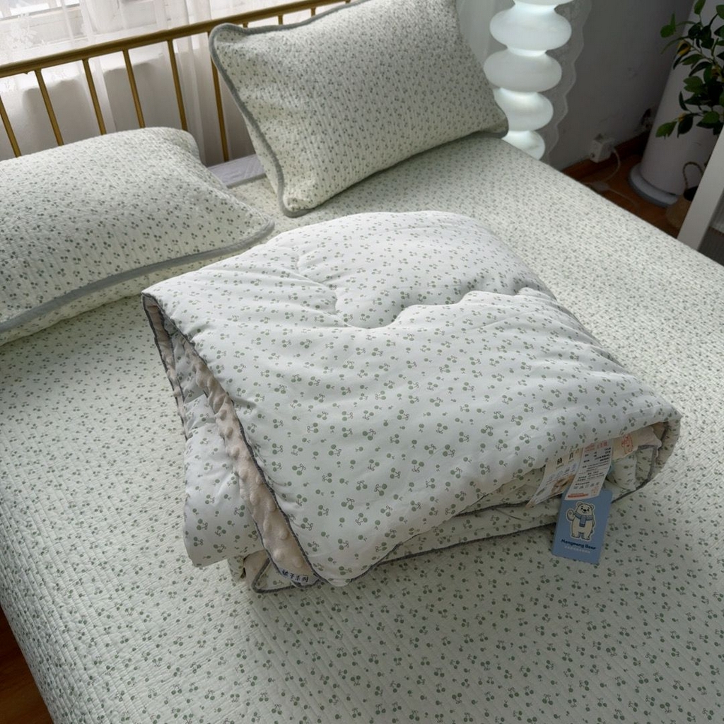 91家纺网 家纺一手货源 找家纺 暖居 2026新款一面纯棉一面绒床盖+同款纯棉豆豆被跑量 绿芽