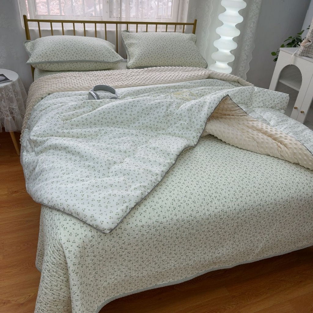 91家纺网 家纺一手货源 找家纺 暖居 2026新款一面纯棉一面绒床盖+同款纯棉豆豆被跑量 绿芽