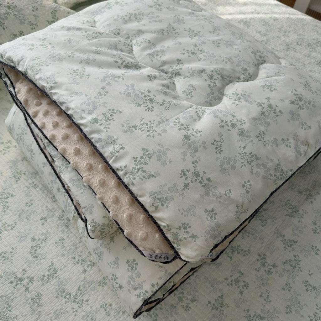 91家纺网 家纺一手货源 找家纺 暖居 2026新款一面纯棉一面绒床盖+同款纯棉豆豆被跑量 森系绿野