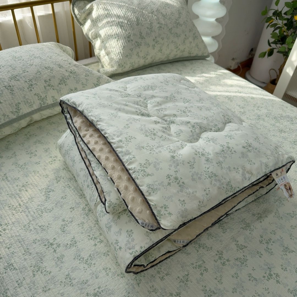 91家纺网 家纺一手货源 找家纺 暖居 2026新款一面纯棉一面绒床盖+同款纯棉豆豆被跑量 森系绿野