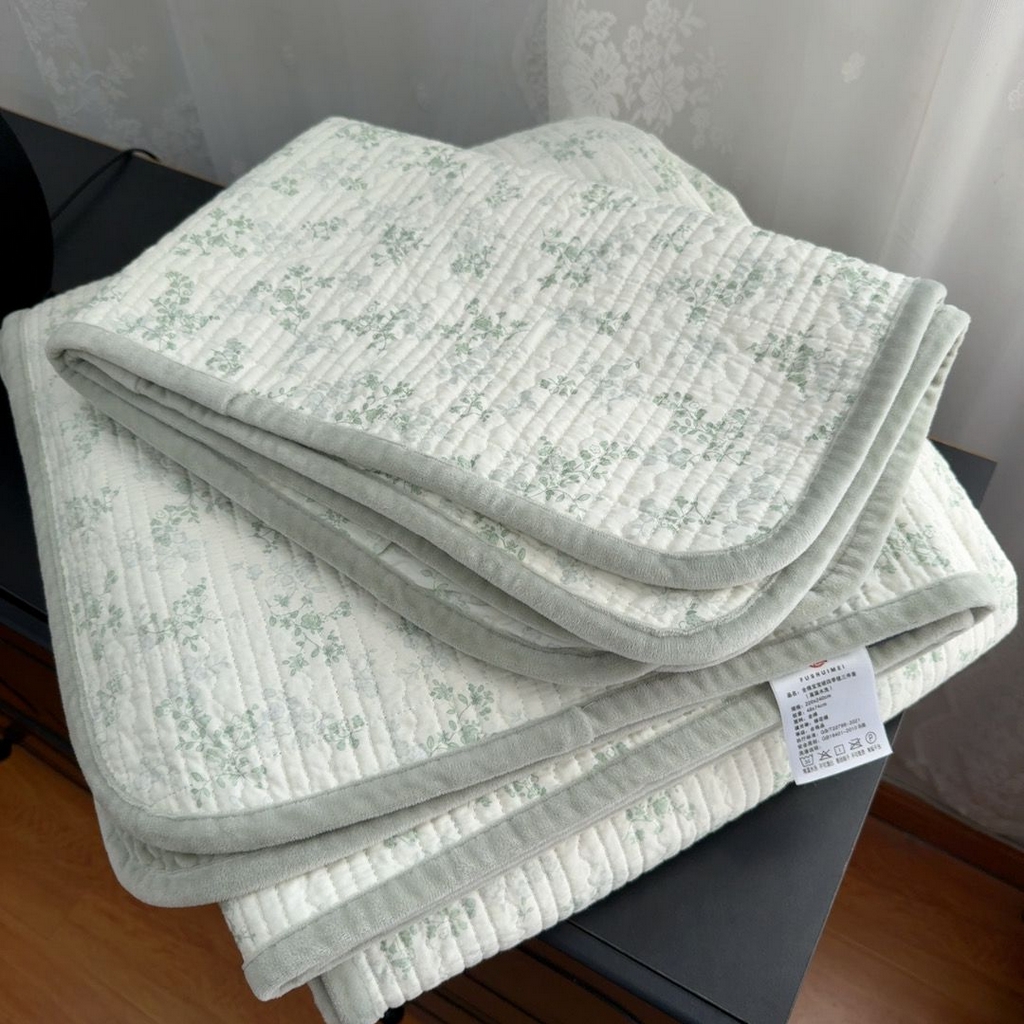91家纺网 家纺一手货源 找家纺 暖居 2026新款一面纯棉一面绒床盖+同款纯棉豆豆被跑量 森系绿野
