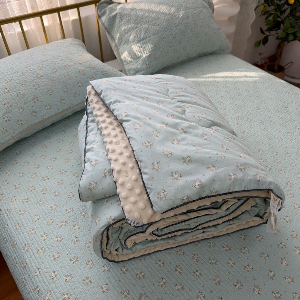 91家纺网 家纺一手货源 找家纺 暖居 2026新款一面纯棉一面绒床盖+同款纯棉豆豆被跑量 兰意