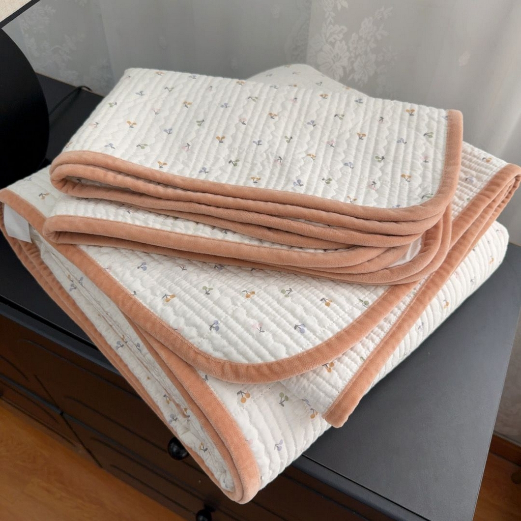 91家纺网 家纺一手货源 找家纺 暖居 2026新款一面纯棉一面绒床盖+同款纯棉豆豆被跑量 樱桃密果