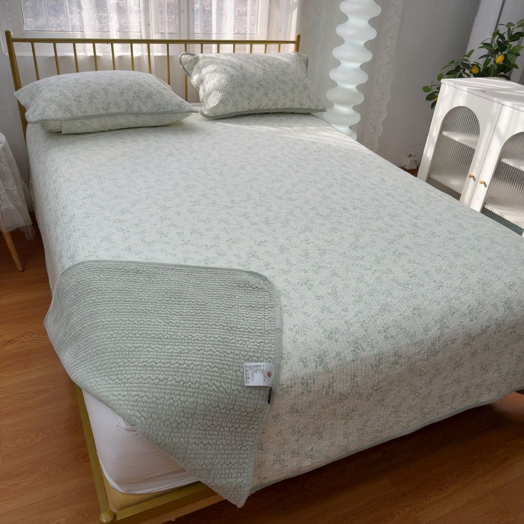 91家纺网 家纺一手货源 找家纺 暖居 2026新款一面纯棉一面绒床盖+同款纯棉豆豆被跑量 森系绿野