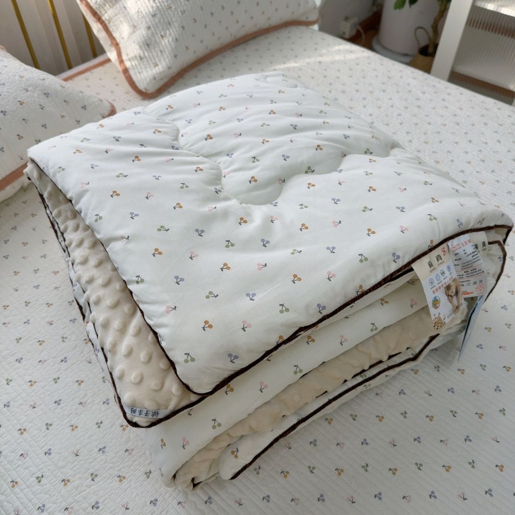 91家纺网 家纺一手货源 找家纺 暖居 2026新款一面纯棉一面绒床盖+同款纯棉豆豆被跑量 樱桃密果