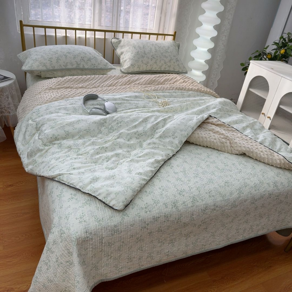 91家纺网 家纺一手货源 找家纺 暖居 2026新款一面纯棉一面绒床盖+同款纯棉豆豆被跑量 森系绿野