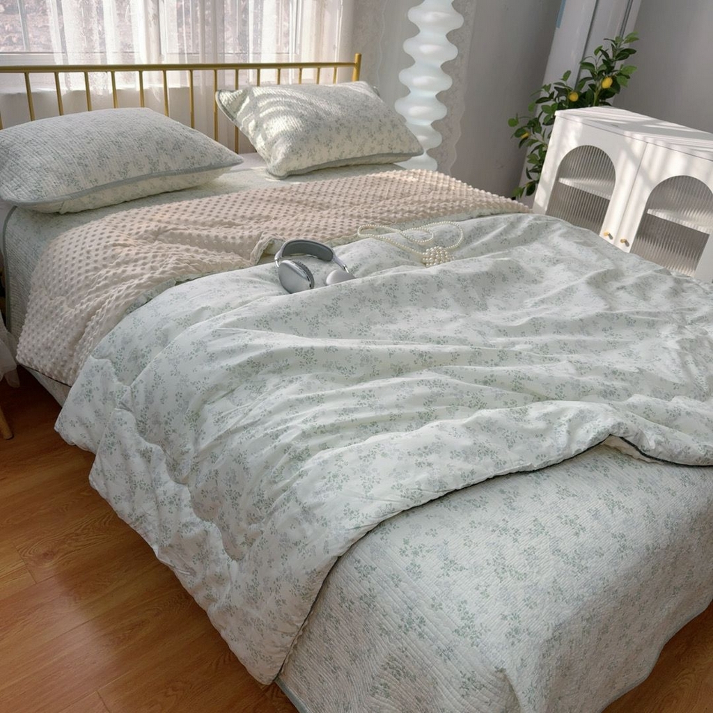 91家纺网 家纺一手货源 找家纺 暖居 2026新款一面纯棉一面绒床盖+同款纯棉豆豆被跑量 森系绿野