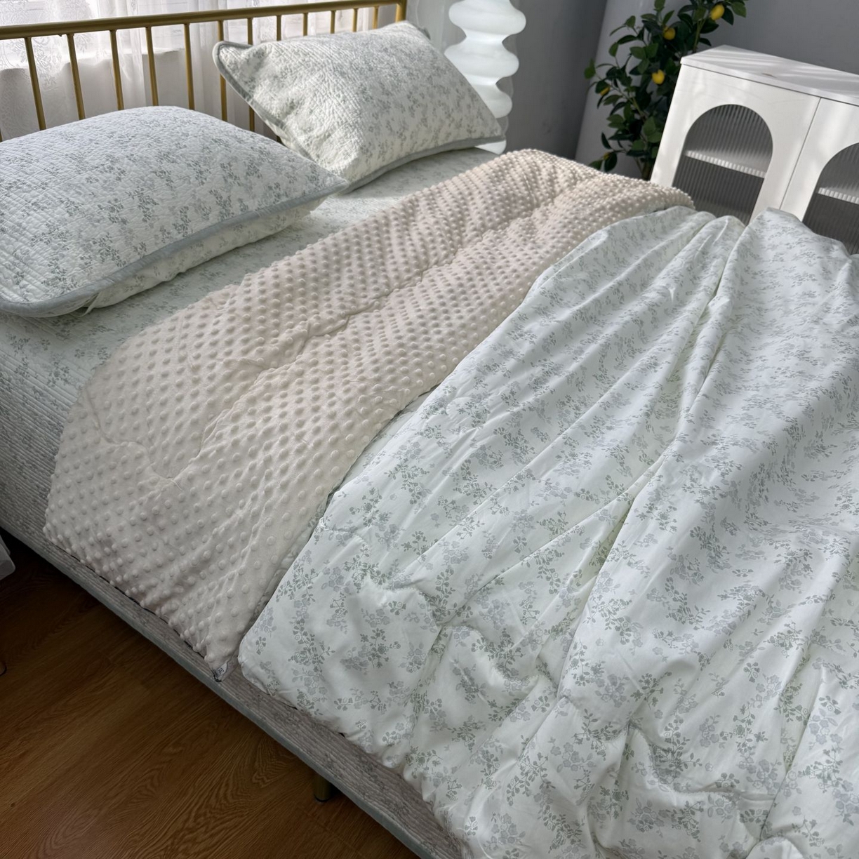 91家纺网 家纺一手货源 找家纺 暖居 2026新款一面纯棉一面绒床盖+同款纯棉豆豆被跑量 森系绿野