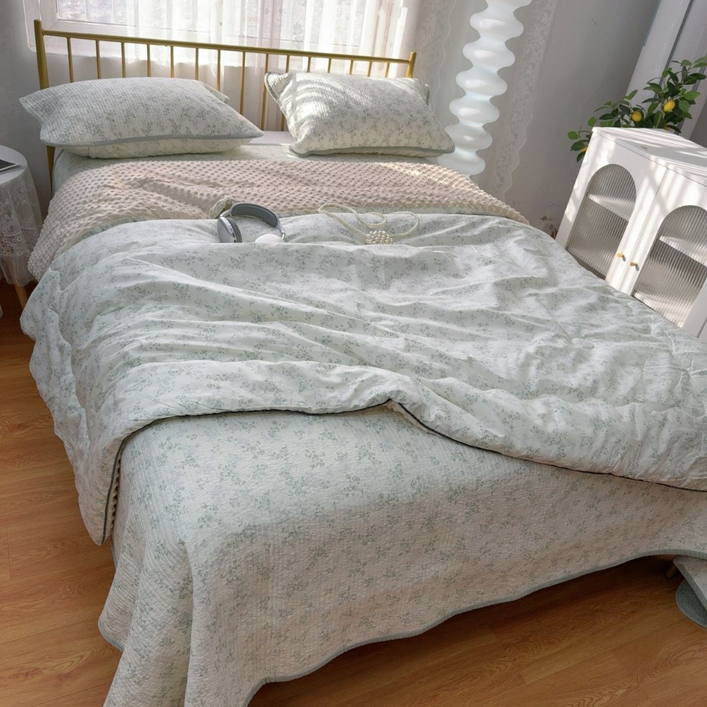 91家纺网 家纺一手货源 找家纺 暖居 2026新款一面纯棉一面绒床盖+同款纯棉豆豆被跑量 森系绿野