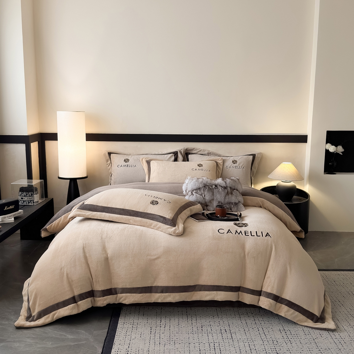 91家纺网 家纺一手货源 找家纺 水云缦 2025新款双拼角牛奶绒绣花四件套系列 浅卡其-褐色