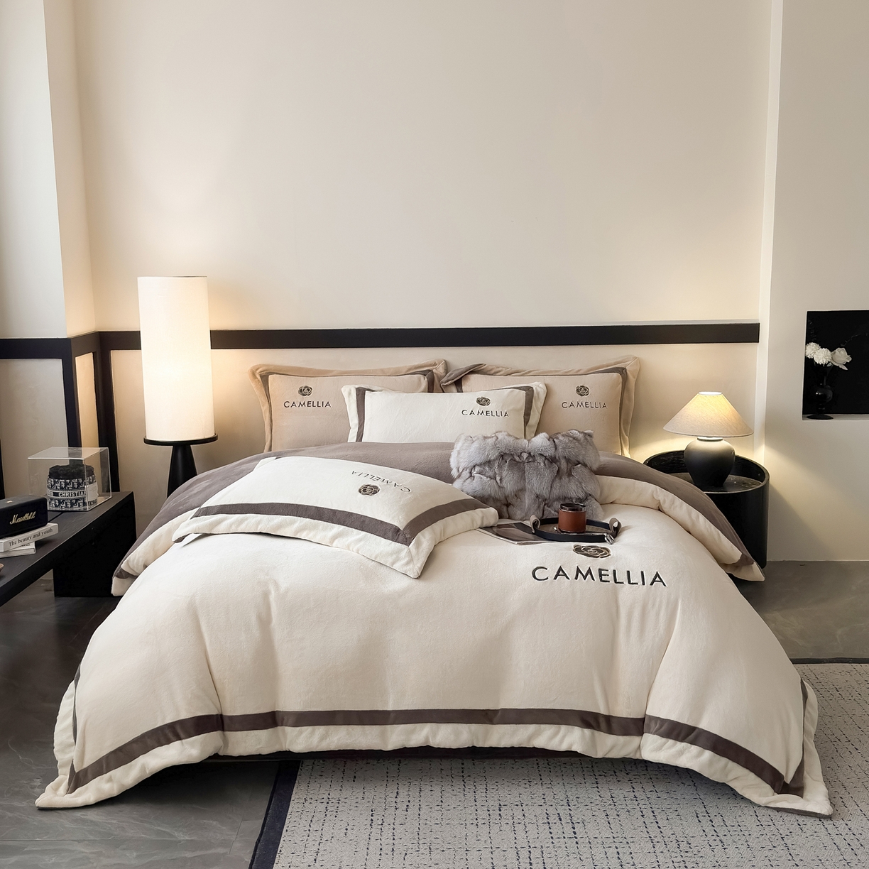 91家纺网 家纺一手货源 找家纺 水云缦 2025新款双拼角牛奶绒绣花四件套系列 奶白-褐色