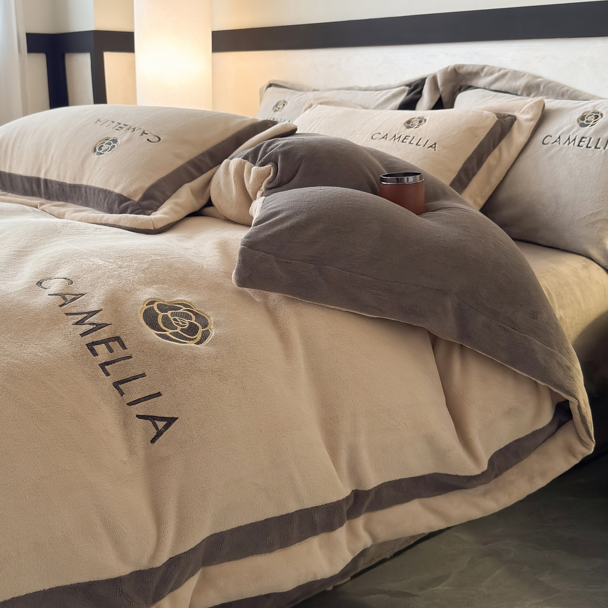 91家纺网 家纺一手货源 找家纺 水云缦 2025新款双拼角牛奶绒绣花四件套系列 浅卡其-褐色