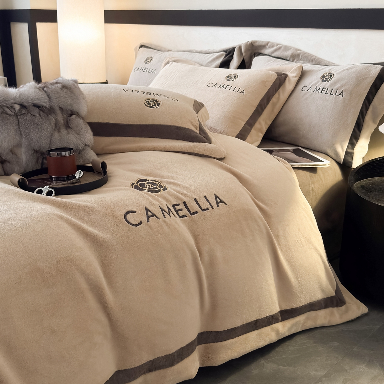 91家纺网 家纺一手货源 找家纺 水云缦 2025新款双拼角牛奶绒绣花四件套系列 浅卡其-褐色