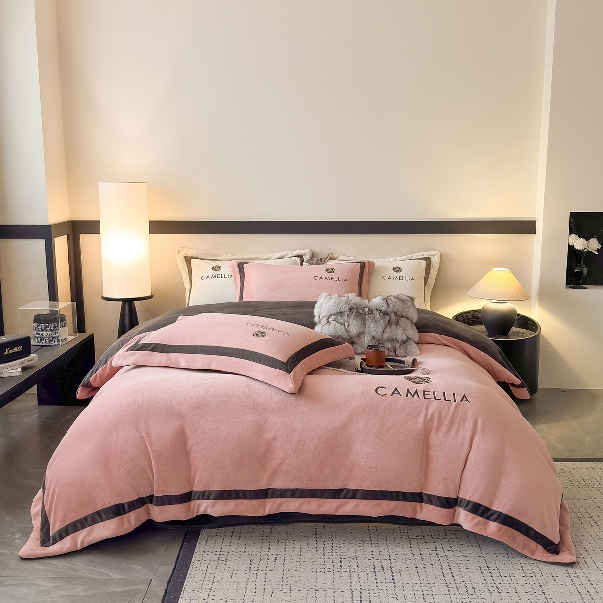 91家纺网 家纺一手货源 找家纺 水云缦 2025新款双拼角牛奶绒绣花四件套系列 樱粉-茶褐色