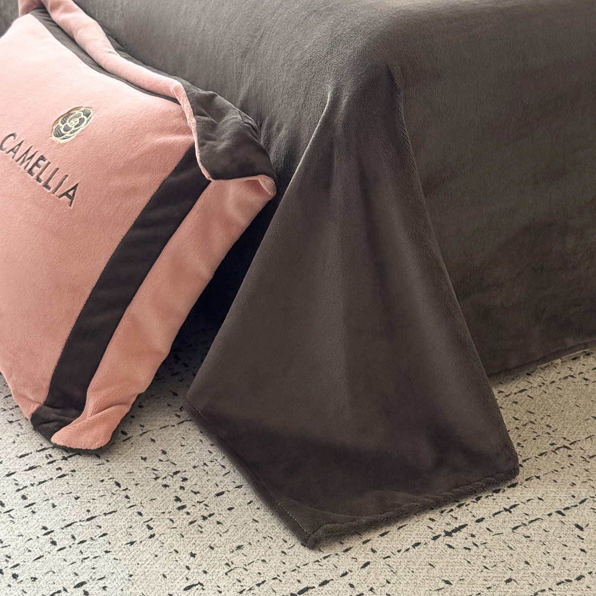 91家纺网 家纺一手货源 找家纺 水云缦 2025新款双拼角牛奶绒绣花四件套系列 樱粉-茶褐色