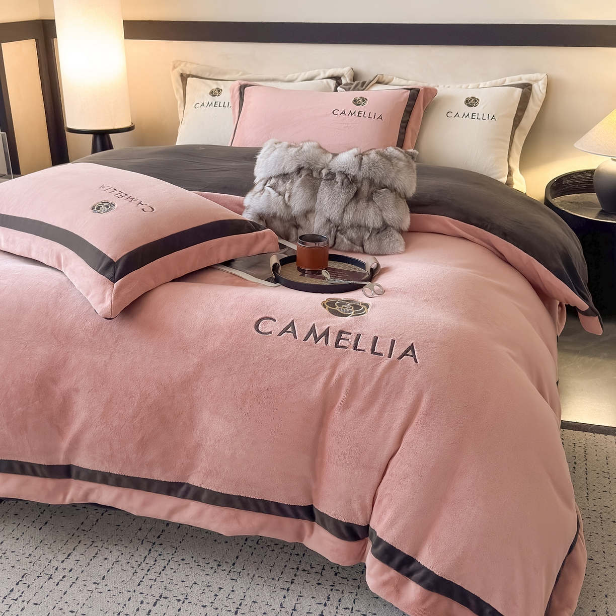 91家纺网 家纺一手货源 找家纺 水云缦 2025新款双拼角牛奶绒绣花四件套系列 樱粉-茶褐色