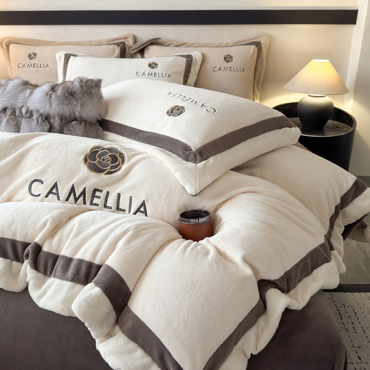 91家纺网 家纺一手货源 找家纺 水云缦 2025新款双拼角牛奶绒绣花四件套系列 奶白-褐色