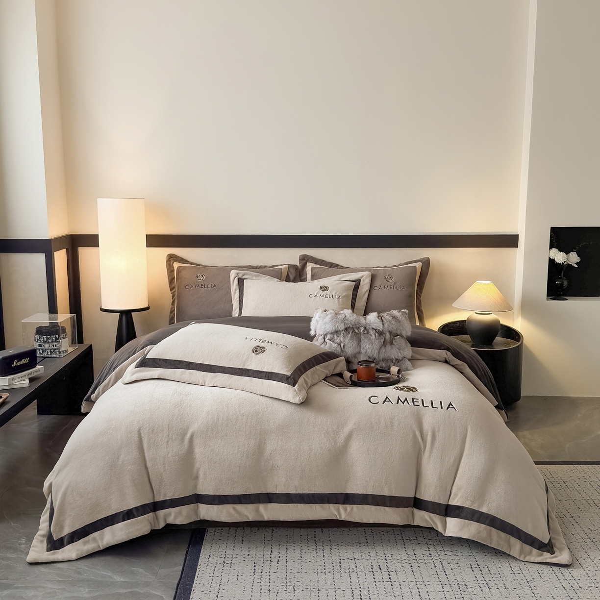 91家纺网 家纺一手货源 找家纺 水云缦 2025新款双拼角牛奶绒绣花四件套系列 浅灰-茶褐色