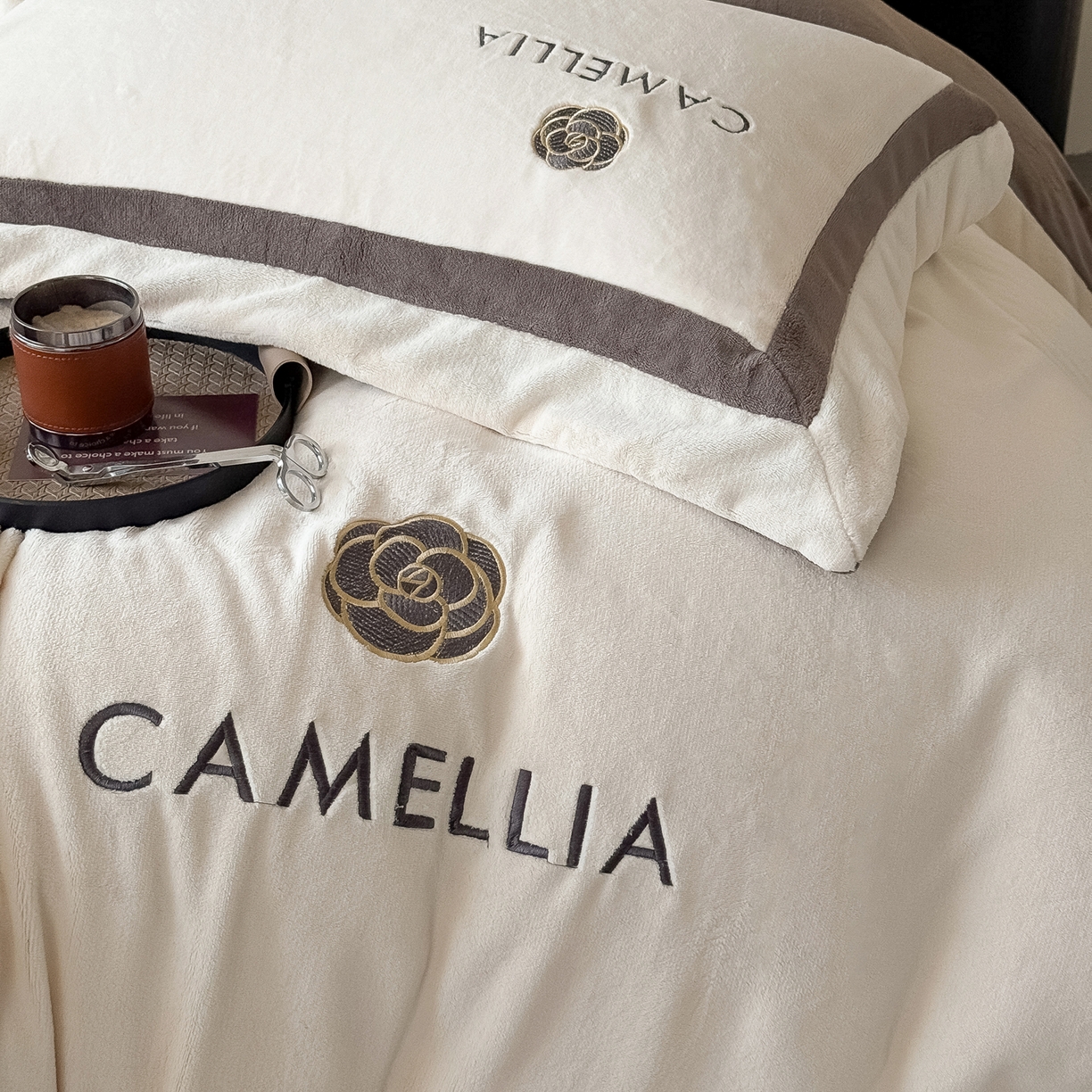 91家纺网 家纺一手货源 找家纺 水云缦 2025新款双拼角牛奶绒绣花四件套系列 奶白-褐色