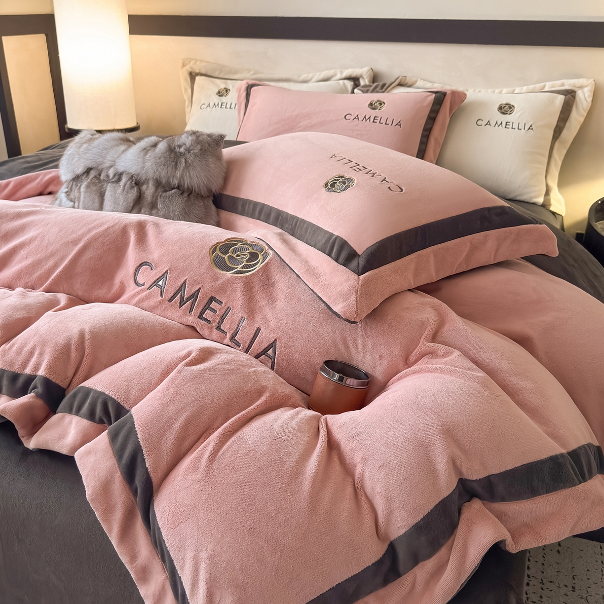 91家纺网 家纺一手货源 找家纺 水云缦 2025新款双拼角牛奶绒绣花四件套系列 樱粉-茶褐色