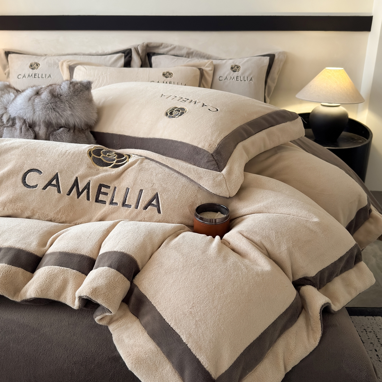 91家纺网 家纺一手货源 找家纺 水云缦 2025新款双拼角牛奶绒绣花四件套系列 浅卡其-褐色