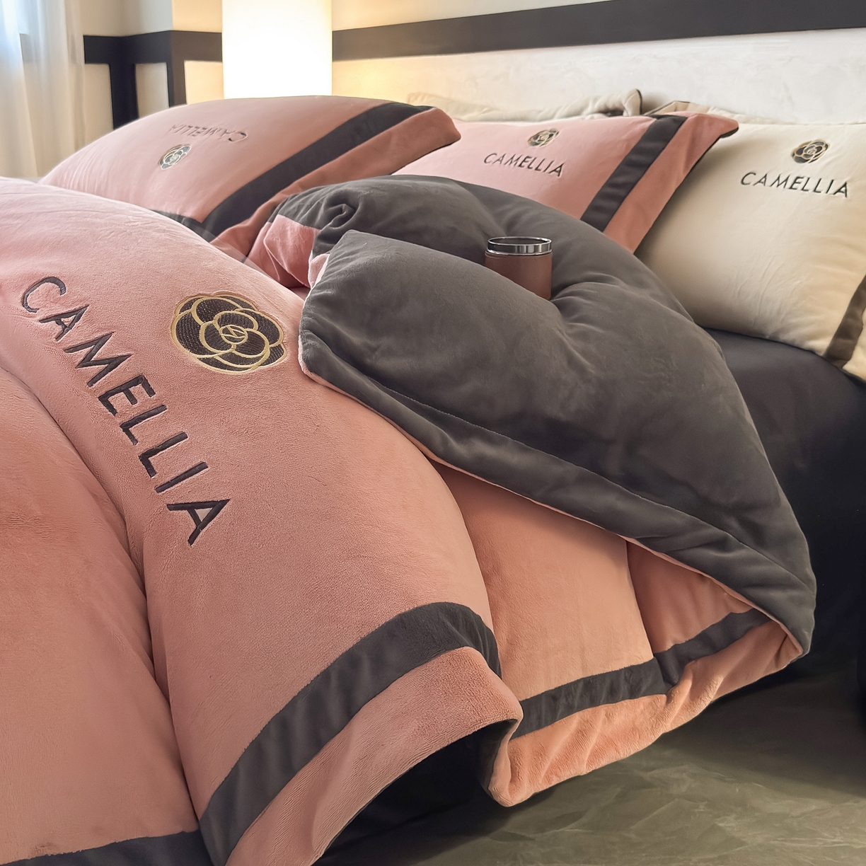 91家纺网 家纺一手货源 找家纺 水云缦 2025新款双拼角牛奶绒绣花四件套系列 樱粉-茶褐色