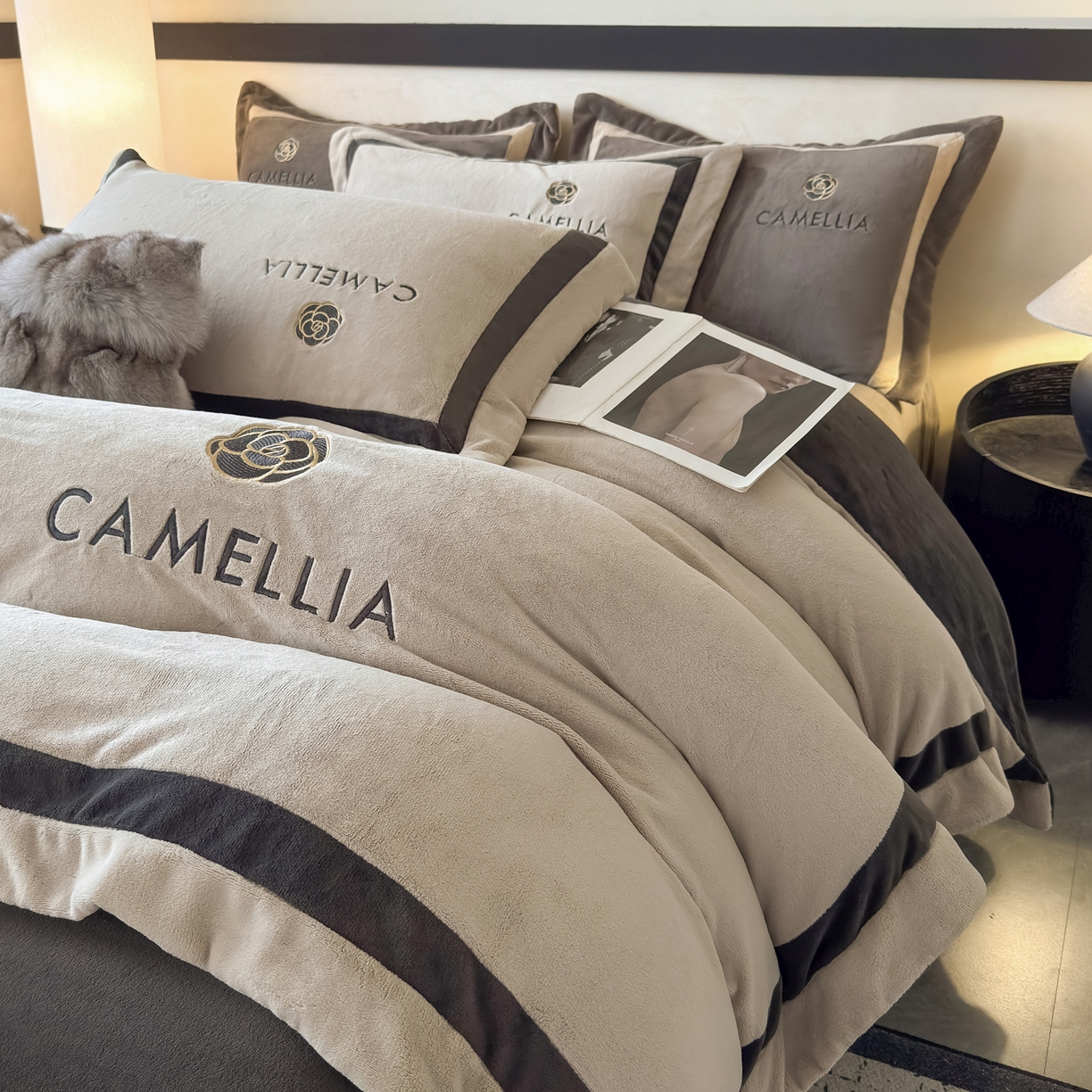 91家纺网 家纺一手货源 找家纺 水云缦 2025新款双拼角牛奶绒绣花四件套系列 浅灰-茶褐色