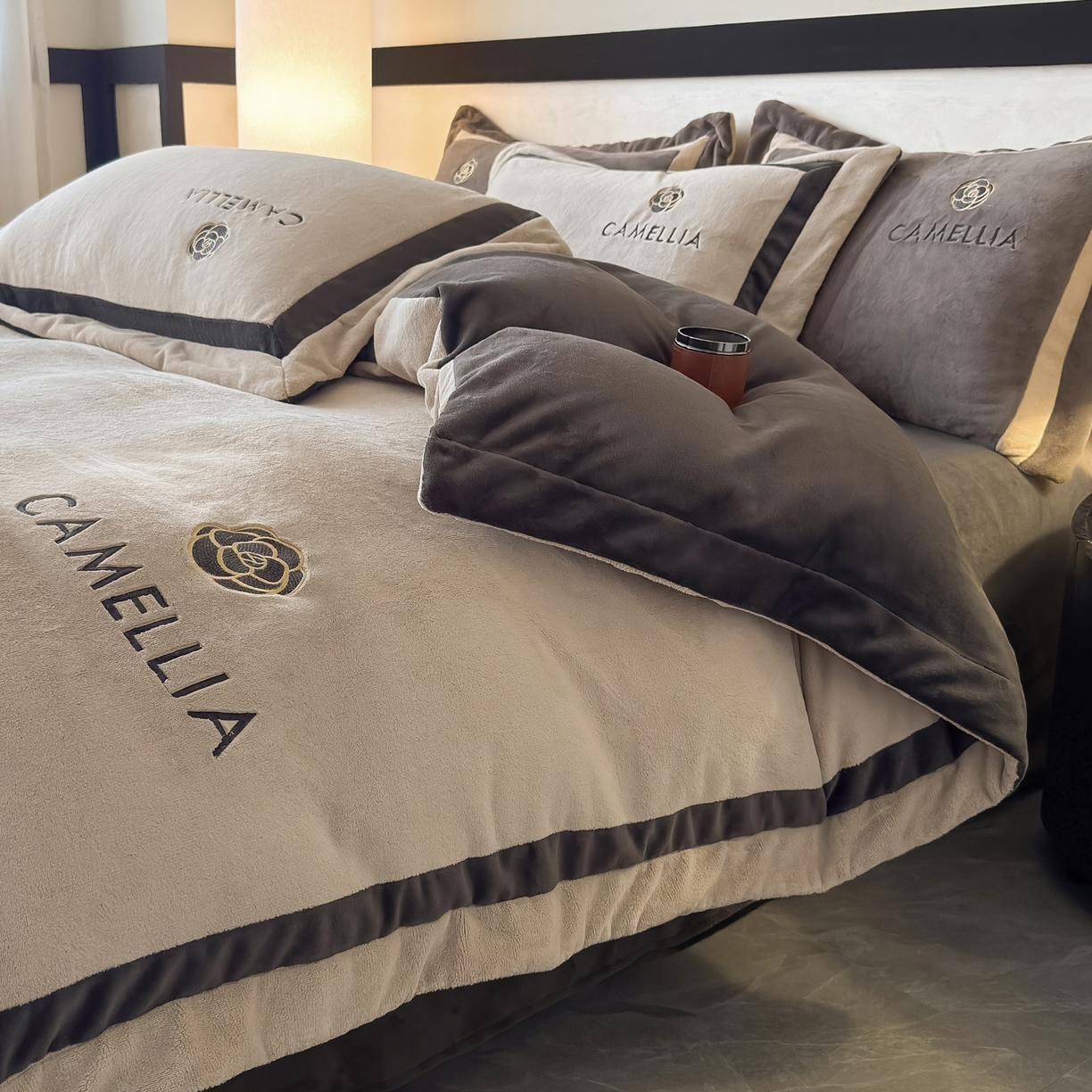 91家纺网 家纺一手货源 找家纺 水云缦 2025新款双拼角牛奶绒绣花四件套系列 浅灰-茶褐色