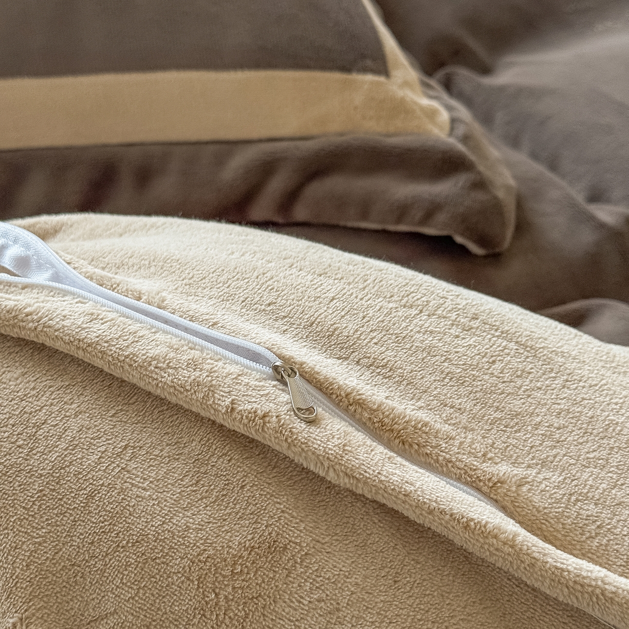 91家纺网 家纺一手货源 找家纺 水云缦 2025新款双拼角牛奶绒绣花四件套系列 褐色-浅卡其