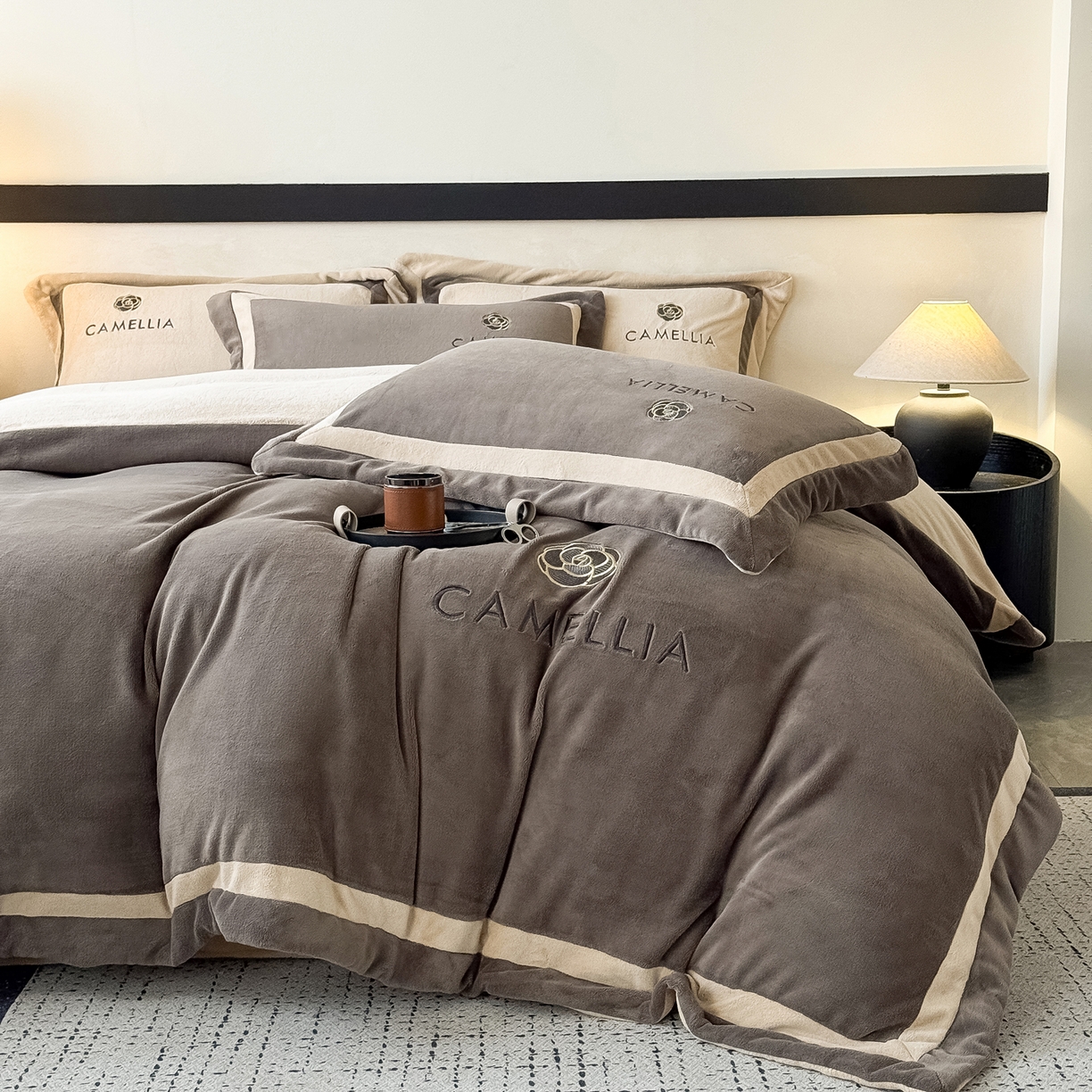 91家纺网 家纺一手货源 找家纺 水云缦 2025新款双拼角牛奶绒绣花四件套系列 褐色-浅卡其