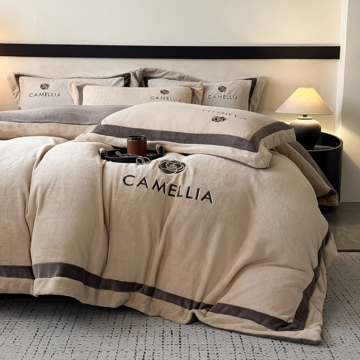 91家纺网 家纺一手货源 找家纺 水云缦 2025新款双拼角牛奶绒绣花四件套系列 浅卡其-褐色