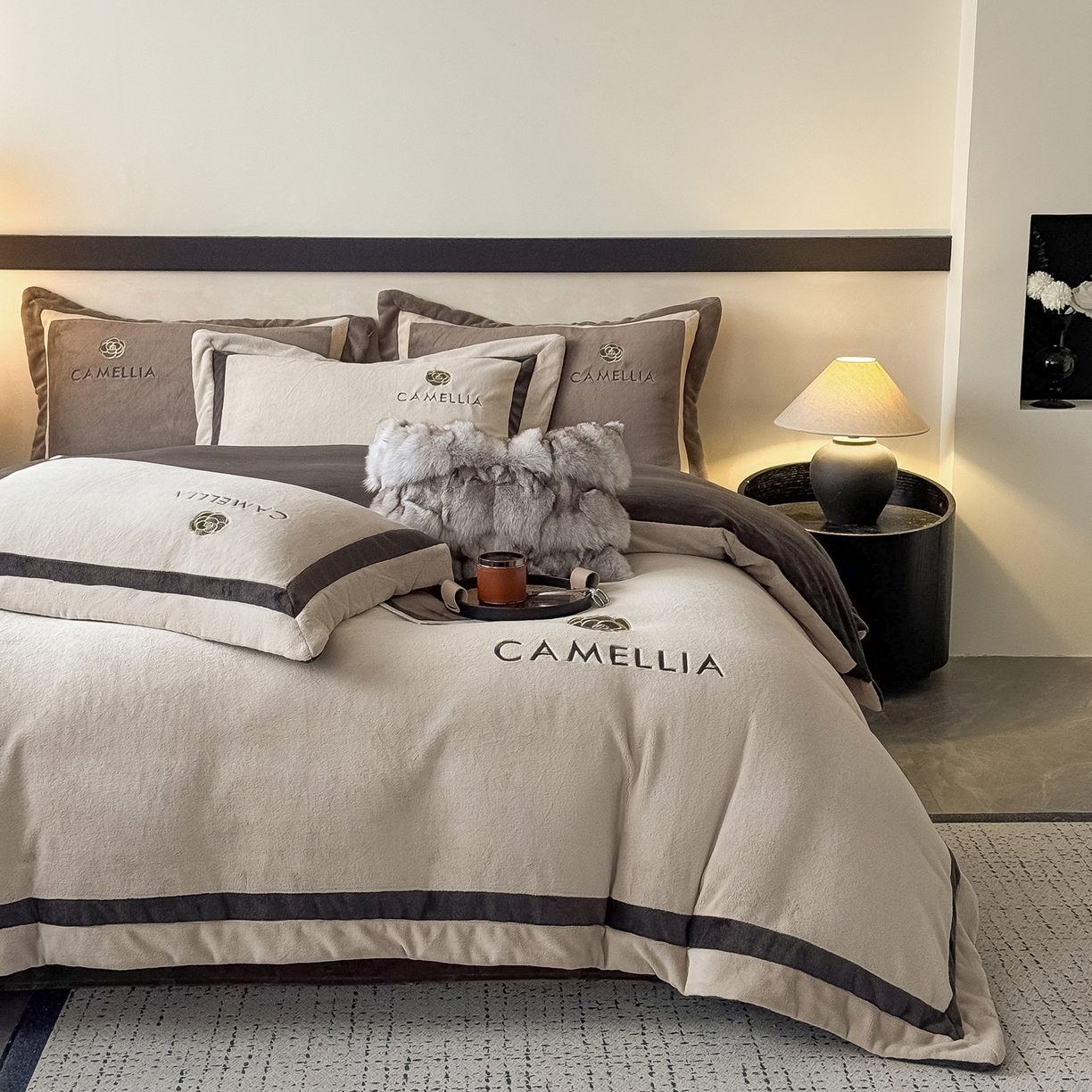 91家纺网 家纺一手货源 找家纺 水云缦 2025新款双拼角牛奶绒绣花四件套系列 浅灰-茶褐色