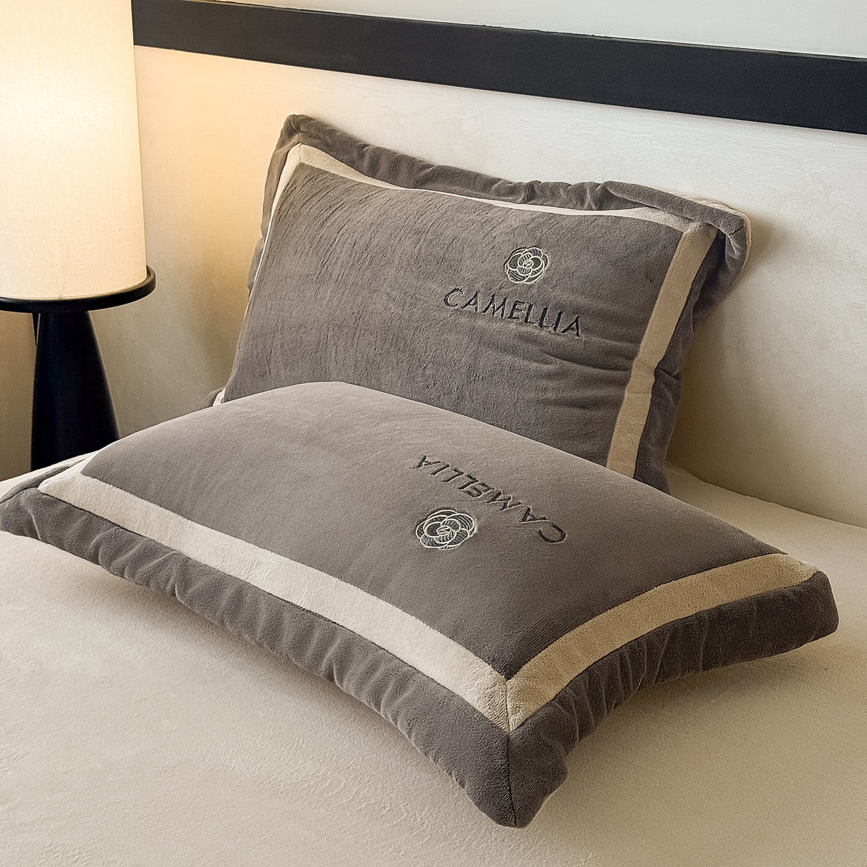 91家纺网 家纺一手货源 找家纺 水云缦 2025新款双拼角牛奶绒绣花四件套系列 褐色-浅卡其