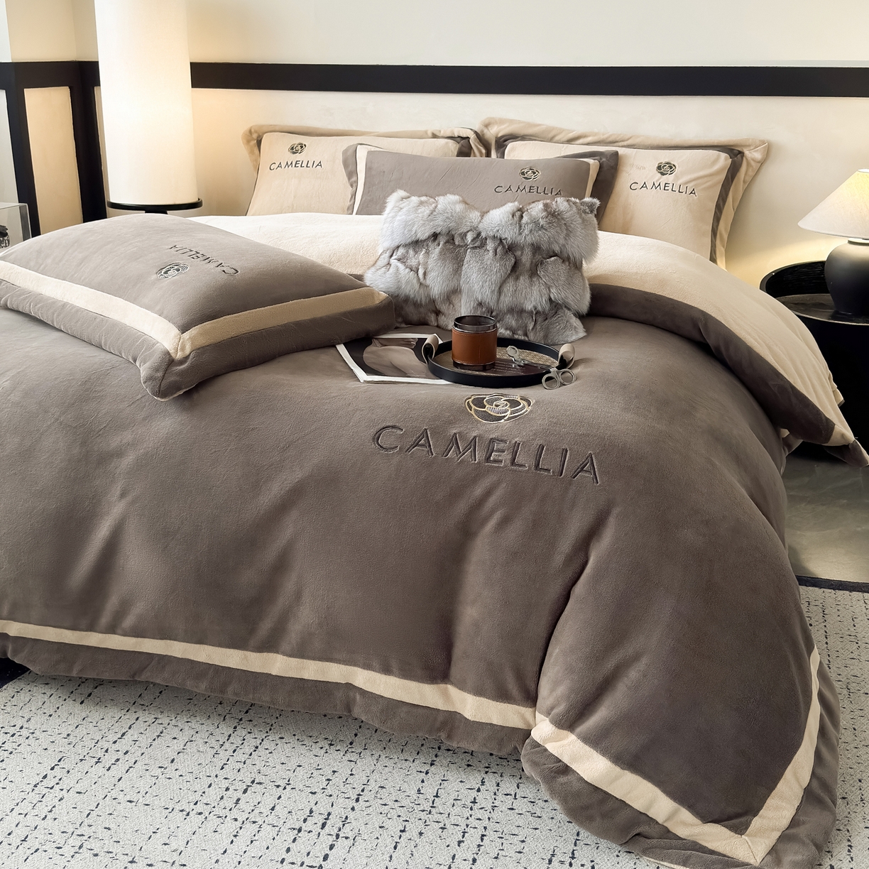 91家纺网 家纺一手货源 找家纺 水云缦 2025新款双拼角牛奶绒绣花四件套系列 褐色-浅卡其