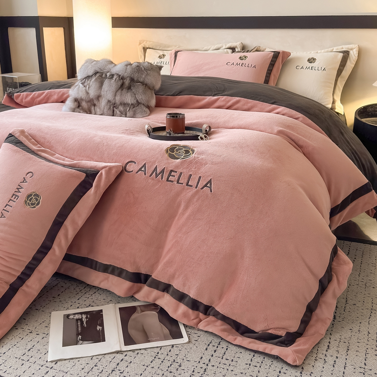 91家纺网 家纺一手货源 找家纺 （总）水云缦 2025新款双拼角牛奶绒绣花四件套系列