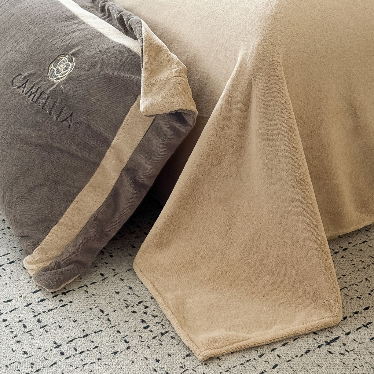 91家纺网 家纺一手货源 找家纺 水云缦 2025新款双拼角牛奶绒绣花四件套系列 褐色-浅卡其