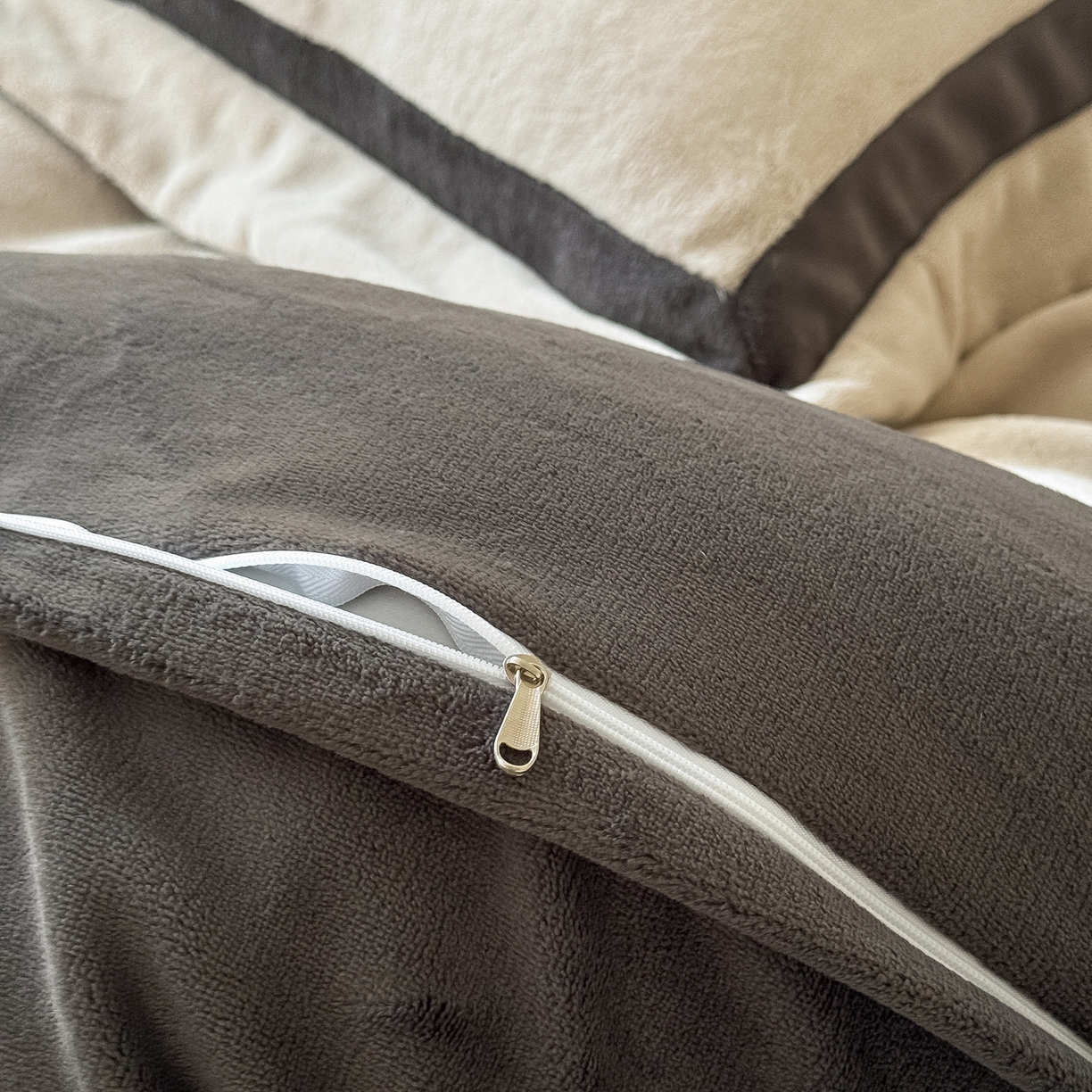 91家纺网 家纺一手货源 找家纺 水云缦 2025新款双拼角牛奶绒绣花四件套系列 浅灰-茶褐色